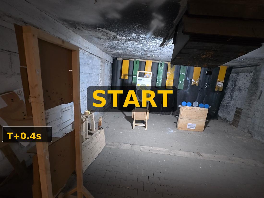 Plansza START na środku kadru w momencie sygnału timera, w rogu zegar T+0.4 s